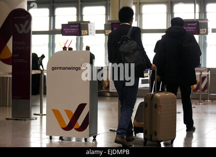 Düsseldorf, Deutschland. 24. März 2015. Passagiere Fuß zum Check-in Schalter der Fluggesellschaft Germanwings am Flughafen in Düsseldorf, 24. März 2015. Germanwings Flug 4U 9525 von Barcelona nach Düsseldorf stürzte in der Nähe von Barcelonnette, im Departement Alpes-de-Haute-Provence, Frankreich, mit mehr als 140 Passagiere und sechs Besatzungsmitglieder an Bord, Deutsche Flugsicherung sagte 24. März 2015.  Berichte deuten darauf hin, dass keiner der Passagiere an Bord überlebt haben. Bildnachweis: Dpa picture Alliance/Alamy Live News Stockfoto