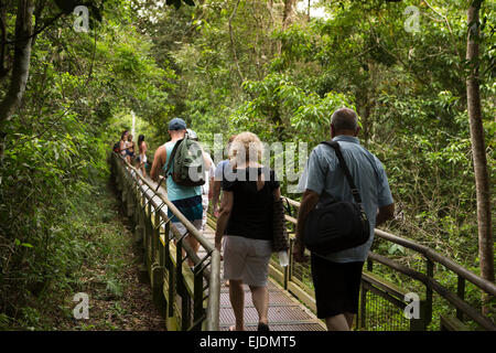 Argentinien, Iguazu Wasserfälle, Touristen auf Circuito Inferior untere Schaltung Gehweg Stockfoto