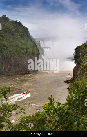 Argentinien, Iguazu Wasserfälle, Gran Aventura, Abenteuer Ausflugsboote auf Rio Iguazu unterlegen unter Garganta el Diablo Wasserfall Stockfoto