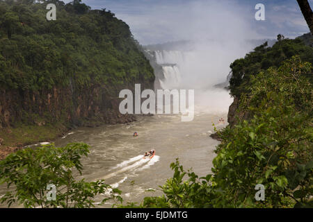 Argentinien, Iguazu Wasserfälle, Gran Aventura, Abenteuer Ausflugsboote auf Rio Iguazu unterlegen unter Garganta el Diablo Wasserfall Stockfoto