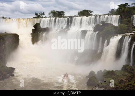 Argentinien, Iguazu Wasserfälle, Gran Aventura, Ausflugsboote Abenteuer unter Salto, San Martin, Mbigua und Barnabé Mendez Stockfoto