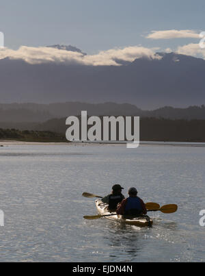 Kajakfahrer Okarito Lagoon Neuseeland mit südlichen Alpen Berge im Hintergrund Stockfoto