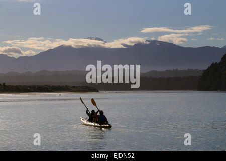 Kajakfahrer Okarito Lagoon Neuseeland mit südlichen Alpen Berge im Hintergrund Stockfoto