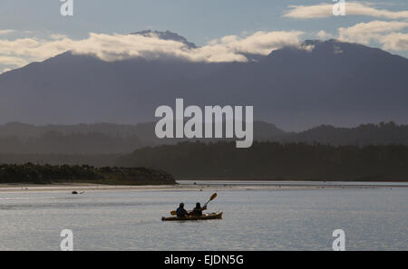 Kajakfahrer Okarito Lagoon Neuseeland mit südlichen Alpen Berge im Hintergrund Stockfoto