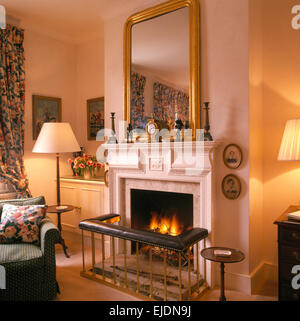 Vergoldeter Spiegel über Kamin mit Club Kotflügel im gemütlichen