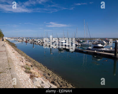 Yachten in der Marina in Ria Formosa, Tavira, Algarve, Portugal Stockfoto