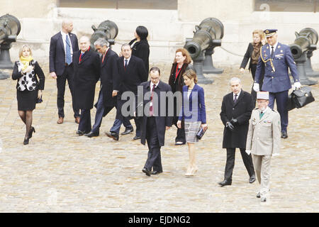 Paris, Frankreich. 24. März 2015. König Felipe VI. von Spanien und Manuel Valls während der offiziellen Begrüßungszeremonie. Journal der Truppen und der Militärparade am Hotel des Invalides am 24. März 2015 in Paris Credit: Jack Abuin/ZUMA Draht/Alamy Live News Stockfoto