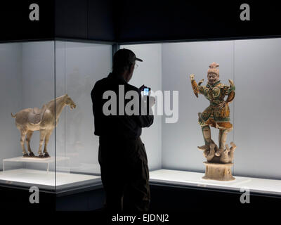 Touristen fotografieren einer Statue an der Galerie der alten chinesischen Skulptur im Shanghai Museum in Shanghai, China Stockfoto