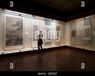 Person, besuchen die alten chinesischen Gemäldegalerie im Shanghai Museum in Shanghai, China Stockfoto