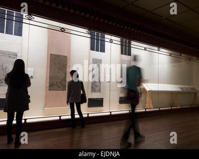 Besucher der alten chinesischen Gemäldegalerie im Shanghai Museum in Shanghai, China Stockfoto