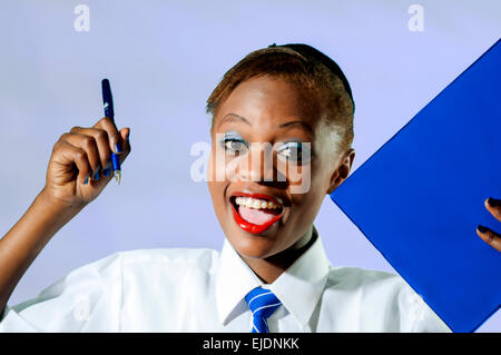 Kenianische Schulmädchen in Studioumgebung Stockfoto