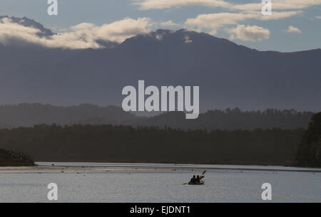 Kajakfahrer Okarito Lagoon Neuseeland mit südlichen Alpen Berge im Hintergrund Stockfoto