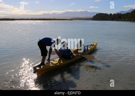 Kajakfahrer Okarito Lagoon Neuseeland mit südlichen Alpen Berge im Hintergrund Stockfoto