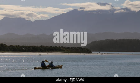 Kajakfahrer Okarito Lagoon Neuseeland mit südlichen Alpen Berge im Hintergrund Stockfoto