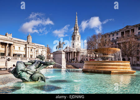 Trafalgar Square in London, mit der Kirche St. Martin in die Felder und die Statue von George IV. Stockfoto