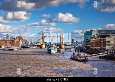 HMS Belfast auf die Themse und die Tower Bridge, London. Stockfoto