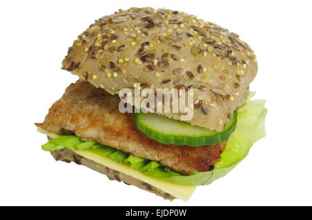 appetitliche Sandwich mit Fleisch und Salat auf weißem Hintergrund Stockfoto