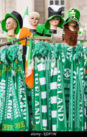 Souvenir irischen Mützen und Schals für den Verkauf in Dublin auf St. Patricks day Stockfoto