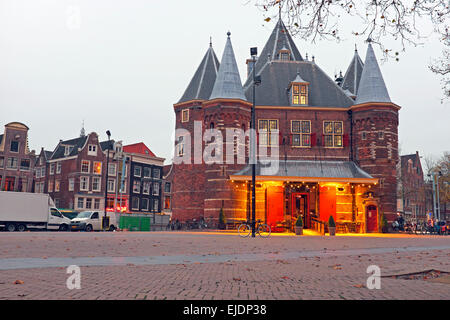 De Waag Gebäude in Amsterdam Niederlande in der Abenddämmerung Stockfoto
