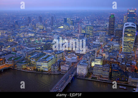 London auf dem Dach Ansicht Panorama bei Sonnenuntergang mit städtischen Architekturen mit Themse bei Nacht Stockfoto