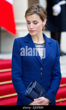 Paris, Frankreich. 24. März 2015. Spanische Königin Letizia abgebildet im Elysee-Palast in Paris, 24. März 2015, nachdem ihr Arival für einen Besuch in Frankreich. Die Royals ihren Besuch wegen des Flugzeugabsturzes von Germanwings in Südfrankreich gestrichen. Foto: Albert Nieboer-Royal Europa/Dpa/Alamy Live Pressenews Stockfoto