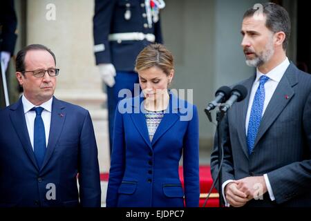 Paris, Frankreich. 24. März 2015. Spaniens König Felipe VI, Königin Letizia und der französische Präsident Francois Hollande liefert eine Erklärung nach dem Treffen im Elysee-Palast in Paris, Frankreich, 24. März 2015. Das spanische Königspaar Staatsbesuch in Paris wurde nach dem Absturz eines Flugzeugs Germanwings in Südfrankreich abgebrochen. Foto: Patrick van Katwijk / POINT DE VUE OUT/Dpa/Alamy Live-Nachrichten Stockfoto