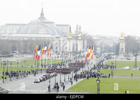 Paris, Frankreich. 24. März 2015. König Felipe VI. von Spanien und Manuel Valls während der offiziellen Begrüßungszeremonie. Journal der Truppen und der Militärparade am Hotel des Invalides am 24. März 2015 in Paris Credit: Jack Abuin/ZUMA Draht/Alamy Live News Stockfoto