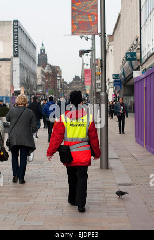 Dokumentarische Fotos rund um aus Sheffield zeigt The Moor Sheffield mit einer Stadt Botschafter auf der Straße. Stockfoto