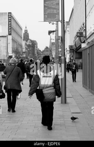 Dokumentarische Fotos rund um aus Sheffield zeigt The Moor Sheffield mit einer Stadt Botschafter auf der Straße. Stockfoto