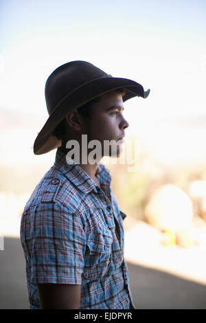 Dies ist die Seite Ansicht Porträt eines jungen Mannes in Cowboy-Hut. Stockfoto