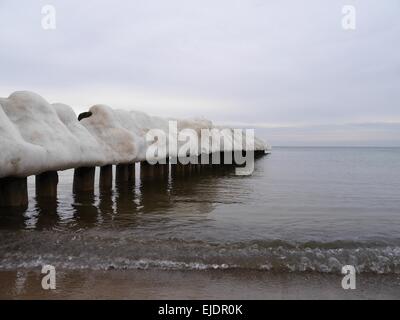 vereisten Wellenbrecher im Meer Hintergrund Stockfoto