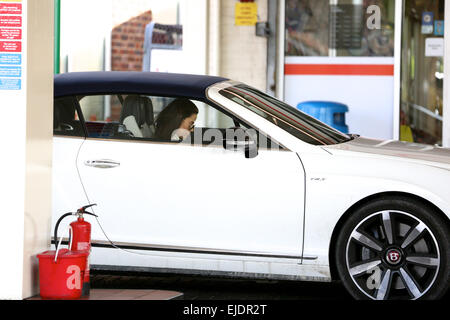 Katie Price und Ehemann Kieran Hayler Einkehr bei einem Benzin station Featuring: Katie Preis wo: London, Vereinigtes Königreich bei: 19 Sep 2014 Stockfoto