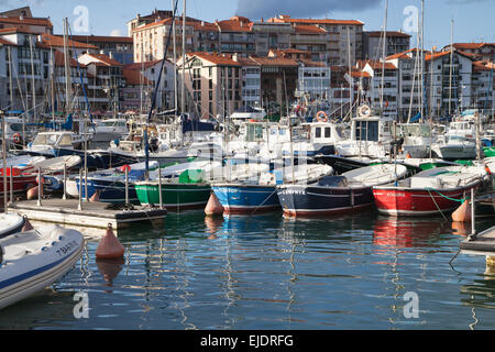 Hafen von Lekeitio in der baskischen Küste, Spanien. Stockfoto