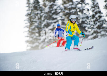 Junges Mädchen Skifahren ein Pistenfahrzeug Stockfoto