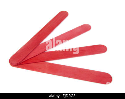 Sechs rote Popsicle Sticks für Kunst und Handwerk auf weißem Hintergrund Stockfoto