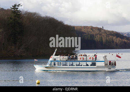 Lake Windermere, Cumbria, UK. 24. März 2015. Wetter: Passagier Kreuzfahrtschiff Miss Westmorland in Bowness-on-Windermere. Touristen nutzen die Frühlingssonne mit dem letzten Schnee auf den hohen Fjälls Credit: Gordon Shoosmith/Alamy Live News Stockfoto