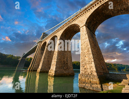 Menai Aufhebung-Brücke, abgeschlossen in 1826 überqueren die Menai Meerenge zwischen der Insel Anglesey und dem Festland von Wales Stockfoto