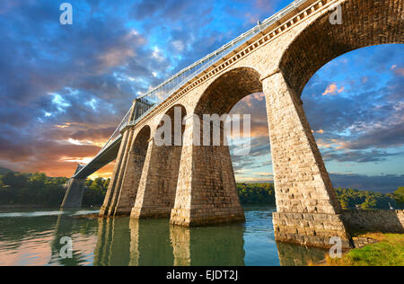 Menai Aufhebung-Brücke, abgeschlossen in 1826 überqueren die Menai Meerenge zwischen der Insel Anglesey und dem Festland von Wales Stockfoto