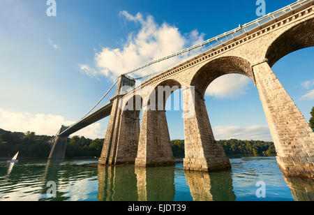 Menai Aufhebung-Brücke, abgeschlossen in 1826 überqueren die Menai Meerenge zwischen der Insel Anglesey und dem Festland von Wales Stockfoto