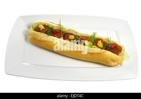 appetitliche Sandwich mit Fleisch und Salat auf Teller Stockfoto