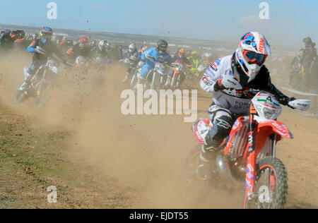 Spanien cross Country Meisterschaft. Unbekannten Motorradfahrer, zu Beginn des Rennens zu beobachten. Stockfoto