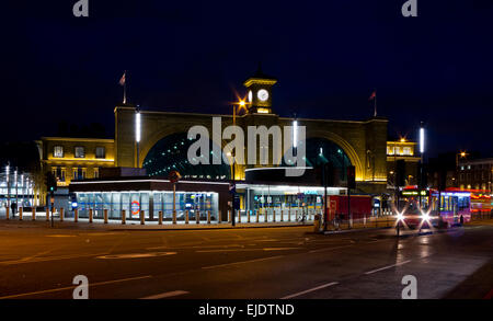 Kings Cross Station in London England UK fotografiert nachts ist dies der südliche Terminus von der East Coast mainline railway Stockfoto