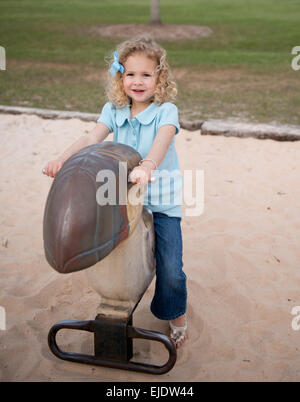 kleines Mädchen auf einem Spielplatz, Porträt Stockfoto