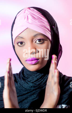 Kenianische Muslimin in Studioumgebung Stockfoto