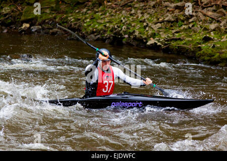 Männlichen Konkurrenten in ein Kanu-Slalom-Rennen in Matlock Bath auf den Derwent in Derbyshire Dales Peak District England UK Stockfoto