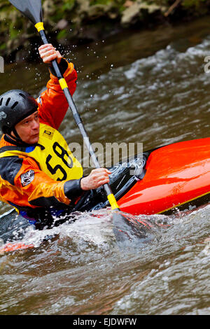 Männlichen Konkurrenten in ein Kanu-Slalom-Rennen in Matlock Bath auf den Derwent in Derbyshire Dales Peak District England UK Stockfoto