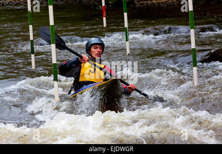 Männlichen Konkurrenten in ein Kanu-Slalom-Rennen in Matlock Bath auf den Derwent in Derbyshire Dales Peak District England UK Stockfoto