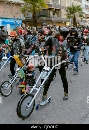 Unbekannte Menschen unbekannte Leute zu beobachten verkleidet Bikers, während Karneval messen. Stockfoto