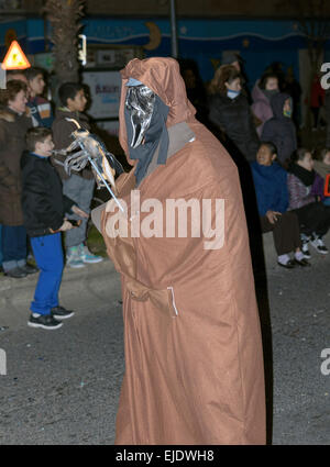 Unbekannte Menschen beobachten unbekannte Person des Todes, während Messen, Karneval verkleidet. Stockfoto