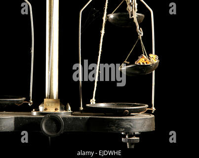 Vintage Skalen Gewichtung Maschine mit schönen Schmetterling auf Cup auf schwarzem Hintergrund isoliert Stockfoto